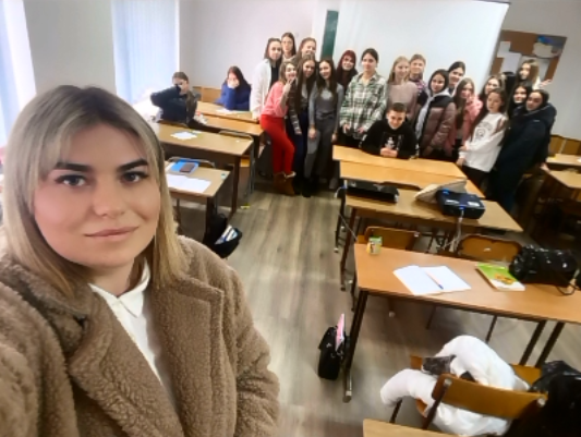 Студентка групи мСОУМа-12 проводить пару у Галицькому коледжі ім. В. Чорновола